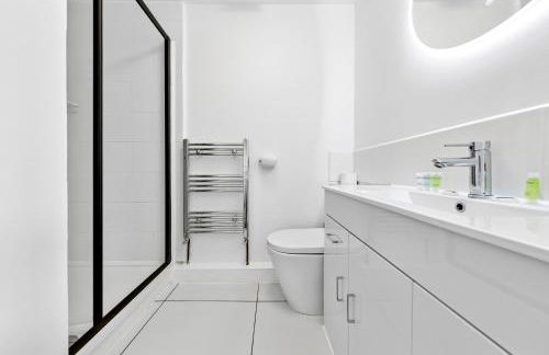 4 Bedroom House by Homestyles Hosts - Short Lets and Serviced Accommodation Islington - Private En-Suite - Foto 34