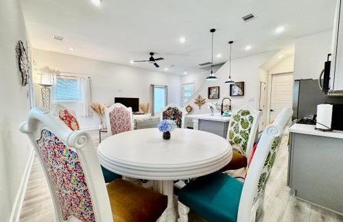 Colorful Dining Experience in Cozy Getaway - Foto 8