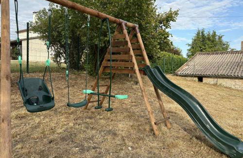 At Stéphanie and Damien's, Charming stone and pool - Foto 12