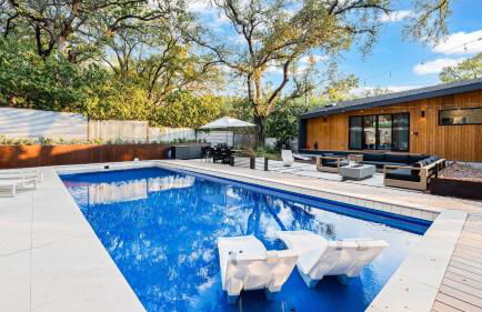 Modern Oasis w Pool Hot Tub Rooftop Deck Home Theater Mariposa Retreat by AvantStay - Foto 54