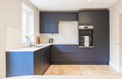 Comfortable 5-Bedroom House in Cheltenham - Foto 3