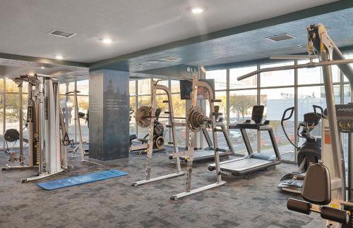 Gorgeous 2BD 2BA Pool,Gym,Htub near Convention Ctr - Foto 38