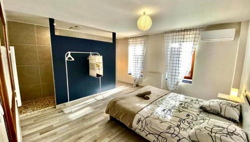 Chez Joyce - T2 Cosy & Moderne - Climatisé - Proche de la Cité médiévale - Foto 3, towels, wardrobe