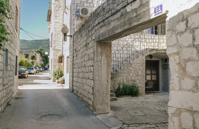 Modern Traditional Apartment w Patio, Near Beach - Photo 18