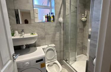 1st Studio Flat With full Private Toilet And Shower With its Own Kitchenette in Keedonwood Road Bromley A Fully Equipped Independent Studio Flat - Photo 65