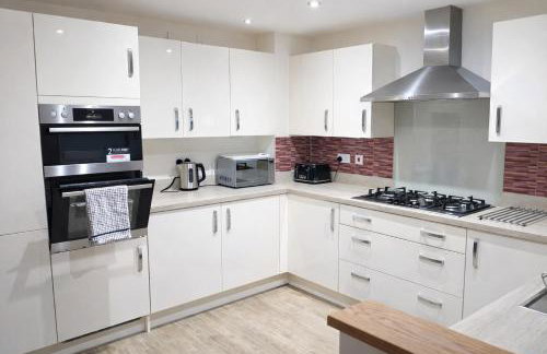 Spacious 4 Bedroom House in Milton Keynes for Families, Groups and Contractors - Foto 14