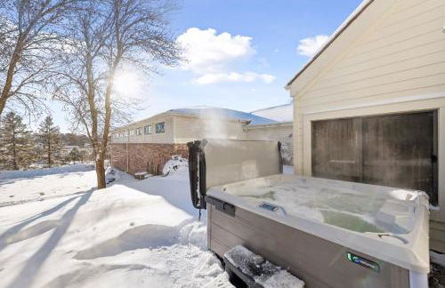 Luxe Long Lake Estate! Courts, Pool and Game Room - Foto 38