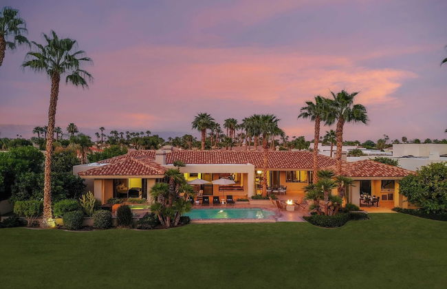 Moonshine by Avantstay Modern & Stylish Estate w/ Bar, Fire Pit & Hot Tub 5 bd - Foto 1