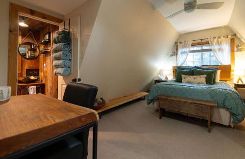 Secluded Forest Cabin with Hot Tub and Private Waterfall - Foto 7