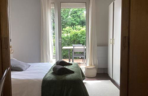 50 m2 T2 au calme, lumineux, confortable, cosy, climatisé, privatif avec parking gratuit et terrasse - Foto 5