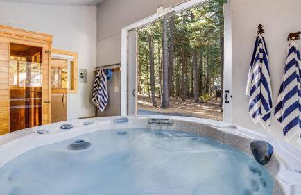 Hot Tub Sauna Game Room Modern 5BDR Family Cabin Homewood by AvantStay - Foto 2