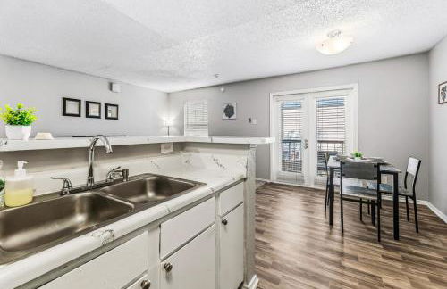 Trendy 2BR Apartment with Pool and Gym Access - Foto 9