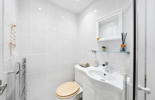 Central Apt-2Bed 2Bath-AC unit-By FabAccommodation - Foto 18