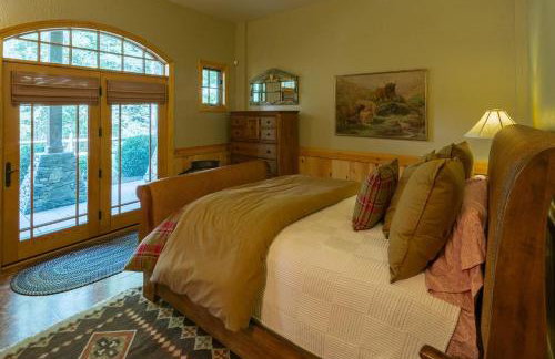 Luxury Riverfront Lodge - Sleeps 12, VIEWS, Fireplaces, Dogs OK - Photo 43