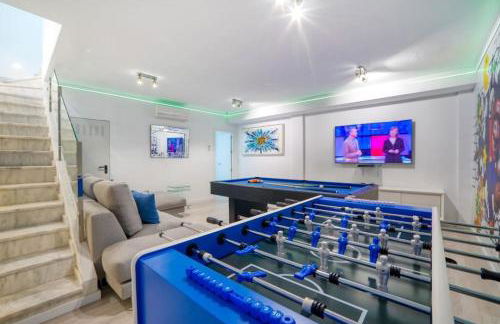 Marbella Luxury Home with Games Room & Sea Views - Photo 19
