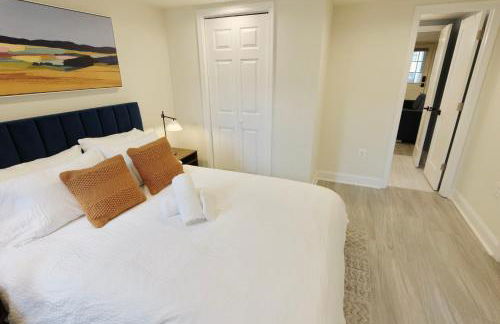 Pristine Petworth Family Home w Street Parking - Foto 40