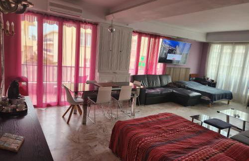 Big apart 140m2 5min walk to beach sea &Promenade 3 double rooms,big living room 42m2, 3 showers,9 beds, free parking - Photo 4