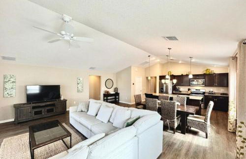 Cozy Oasis in Prime Location with Sunset Lake View, Golf Cart and Bathtub - Foto 23