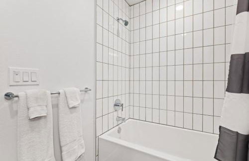 Spacious 1-Bedroom Gem with Downtown LA Views - Foto 15