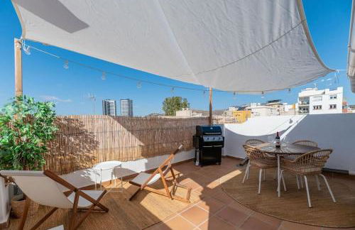 Urban Charm Rooftop Apartment with Vista - Photo 4