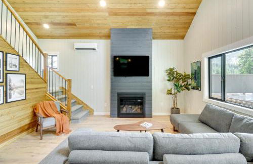 Modern Lakeside Cabin with Mountain Views and Hot Tub! - Foto 4