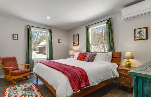 Bradford Group Getaway! Cabin with Deck and Fire Pit - Foto 13