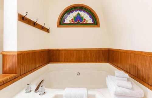 Forest Home with Deck, EV Station, King Beds - Foto 7