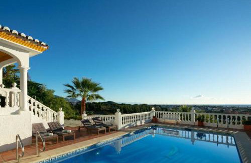 Large Family Villa 500m From Beach with Stunning Views - Photo 4