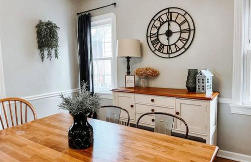 Large 4 Bedroom Home Close to Airport and IX Center - Foto 14