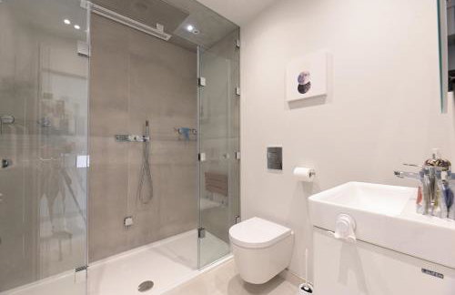 Architect-Designed Luxury Retreat 3BR Chessington - Pass the Keys - Photo 34