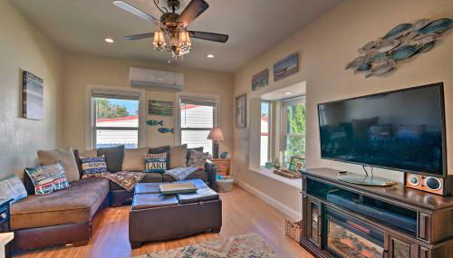 Steps to Lake! Charming Cabin Pool Access and Decks - Foto 4