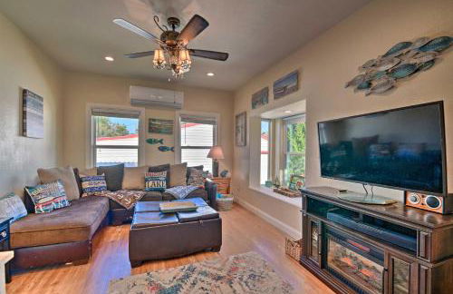 Steps to Lake! Charming Cabin Pool Access and Decks - Foto 4