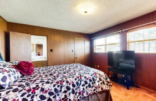 Laid-Back Lake House with Wraparound Deck - Foto 10