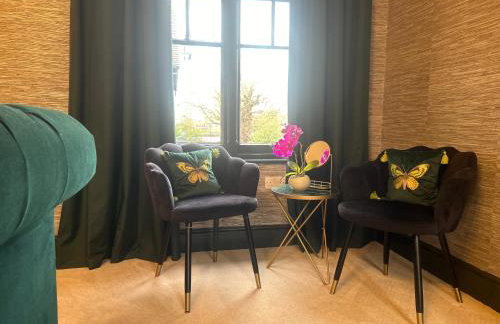 Park View is a beautiful whole entire house close to town centre, sleeps 8 in 4 rooms, 2 doubles and 4 single beds with 2 shower rooms, available for holidays, insurance stays, trades people, contractors, pets welcome - Foto 50