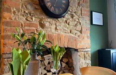 HOT TUB - Miners Cottage - edge of Brecon Beacons National Park - Heritage Town - Foto 27