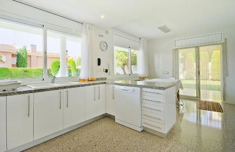 R11 Casa Blanca con gran jardin y piscina - Photo 16