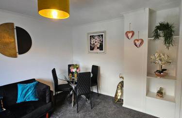 Large Stylish 2 Bedroom Apartment Stevenage Sleep 6 - Foto 3