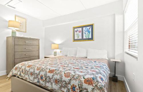 Newly remodeled 8-steps to sand path of Beach! - Foto 10