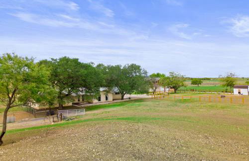 Farm Retreat with Jacuzzi, Fire Pit, Mini Goats, Mini Ponies and Mini Cows - Foto 40