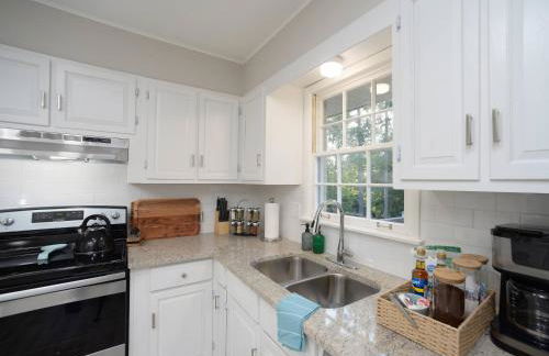 *The Governor's Mansion* Close to Downtown - Photo 12