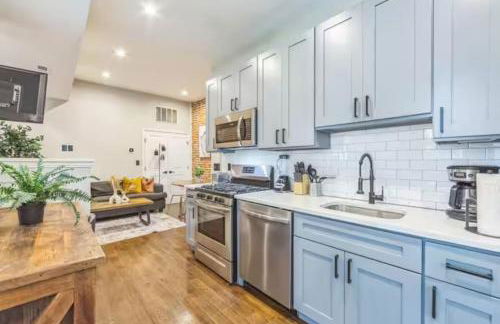 Lovely 2BR w Patio - 10 mins to DT - Sleeps 10 - Foto 13