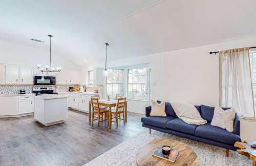 Beautiful dog-friendly home with fireplace, large yard, hammock, W/D, and AC - Foto 8