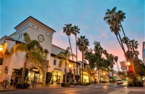 Downtown Villa by Paradise Retreats - Photo 23