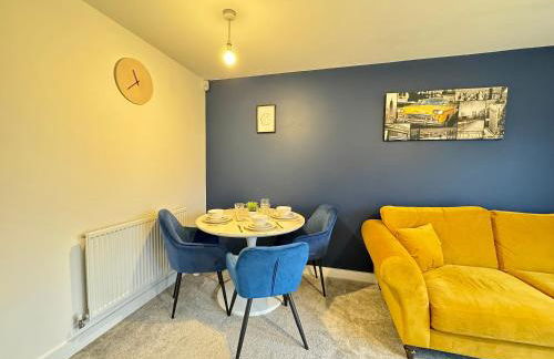 Stylish 2 Bedroom Home Near Lake with Free Parking & Garden - Photo 12