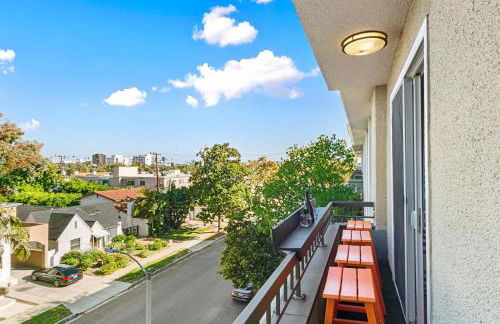 Beverly Hills 2 bed 2 bath Penthouse with Den and Parking 414 - Photo 5