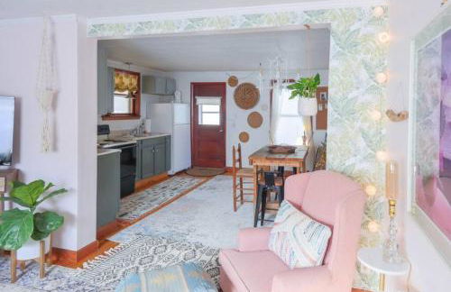 Bohemian Bungalow with Hot Tub - Foto 9