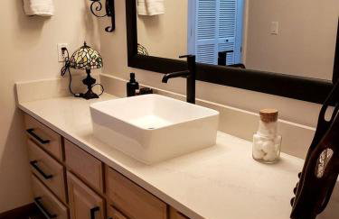 Elegant Western-Style Vacation Rental with Mountain Views near Madison River in Ennis, Montana - Foto 22