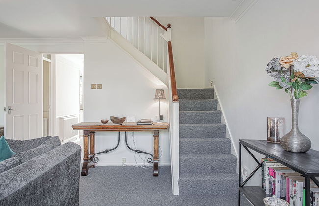 Central 2 Bed House w/ Garden and Free Parking! - Photo 97