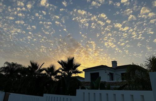 Marbella Bliss - Luxury 4-Bedroom VILLA with Garden, Private POOL & Jacuzzi, Marbesa near- 5 min to the Cabopino Beach - Photo 58