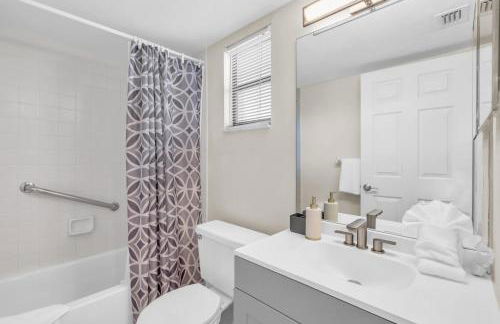 Second Floor With Lake and Fountain View - Photo 27